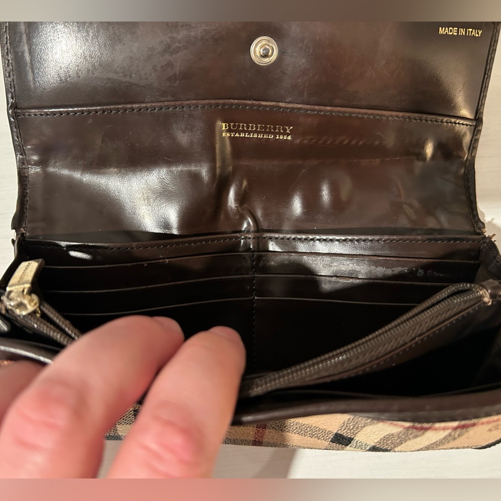 Timeless Burberry Wallet - Picture 9 of 12